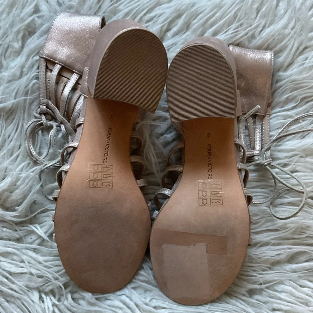 Pour La Victoire Metallic Rose Gold Leather Gladiator Lace Up Block Heel EUC 9